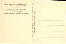 CPA La Tolede Auvergnate Salers Cour d Honneur de la Maison de Bargues