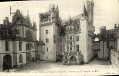 CPA Pierrefonds Le Chateau L Escalier d Honneur le Donjon et la Chapelle