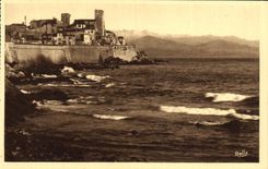CPA Antibes Les Remparts de la Vleille et les Alpes