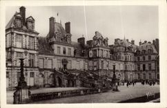 CPA La Douce France Palais De Fontainebleau Facade sur la Cour des Adieux