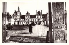 CPA La Douce France Palais De Fontainebleau Entree Principale