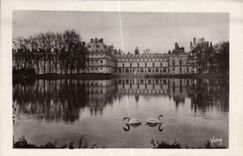 CPA La Douce France Palais De Fontainebleau Facade du Palais Vue de L Etang des Carpes