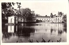 CPA La Douce France Palais De Fontainebleau Le Palais et l etang des carpes