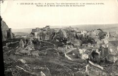 CPA Les Baux A Gauche Tour dite Sarrasine en Dessous Ruines de la belle demeure des Quinqueran