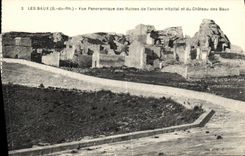 CPA Les Baux Vue Panoramique des Ruines de L Ancien Hopital et du Chateau des Baux 