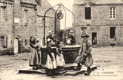 VINTAGE POSTCARD Locronan the Banal well the Place Folklore Costume