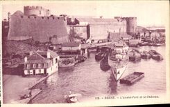 CPA Brest L Arant Port et le Chateau Bateau