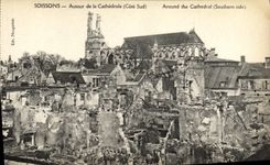 CPA Soissons Autour de la Cathedrale Militaria