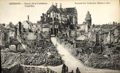 CPA Soissons Autour de la Cathedrale Militaria