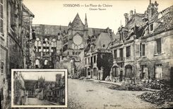 CPA Soissons La Place du Cloitre Militaria