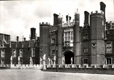 VINTAGE POSTCARD Hampton Court Places Middlesex The great gatehouse and the bridge