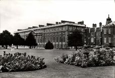VINTAGE POSTCARD Hampton Court Places Middlesex The de luxe hotel from the Nort Line