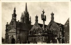 CPA Guimiliau Finistere L Eglise et le calvaire
