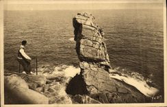 CPA Le Pointe du Raz Finistere Baie des trepasses Le menhir