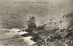 CPA La Pointe du raz Le Menhir de la baie des trepasses