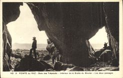 CPA La Pointe Du Raz Baie des Trepasses Interieur de la grotte du Gravier Les deux passages