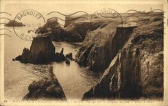 CPA La Pointe Sainte Mathieu La cote sauvage vers le Coliquet Le phare