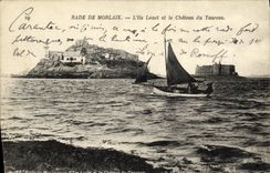 CPA Rade de Morlaix l ile Louet et le chateaud e toureau Bateau