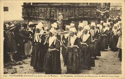 CPA Plougastel Daoulas La procession Les femmes mariees portent la veneree Sainte Anne Folklore 
