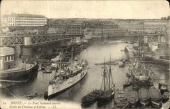 CPA Brest Le Pont National ouvert Sortie du croiseur d Estrees Bateau 