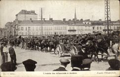 CPA L Entree des Allemands a Amiens Militaria