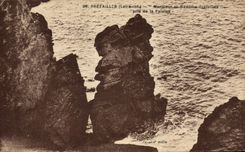 POSTAL Prefailles Monsleur y senora Prefailles de la VENDIMIA tomada del acantilado