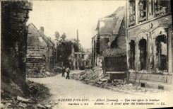 VINTAGE POSTCARD Militaria War Albert a street After the Bombardment