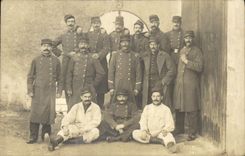 CARTE PHOTO Militaria Soldats numero 68 sur les cols 