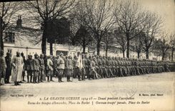 CPA Militaria La Grande Guerre Douai Pendant l occupation Revue des troupes allemandes Place Barlet