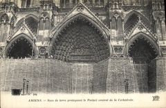 CPA Militaria Amiens Sacs de terre Protegeant le Portail central de la Cathedrale