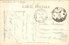 La estacion del lugar de Militaria Nieuport de la POSTAL de la VENDIMIA de los marineros franceses camina en el medio de las ruinas