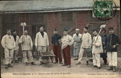 CPA Militaria Scene de Caserne Depart pour la Corvee de Quartier