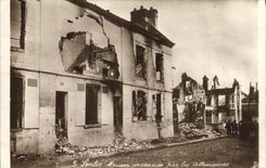 VINTAGE POSTCARD Militaria Senlis Maison sets fire to by German