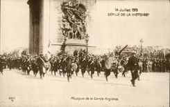 VINTAGE POSTCARD Militaria Festivals Of the Victoire Music of the English Guard Militaria