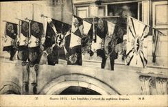 VINTAGE POSTCARD Militaria the Invalids S decorate 7th flag