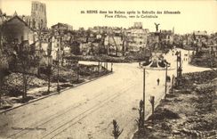 VINTAGE POSTCARD Militaria Rheims In the Ruins after the retirement of German Places D Erlon towards the cathedral