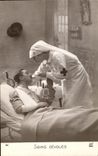 CPA Militaria Soins Devoues Infirmiere Croix Rouge