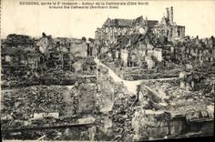 CPA Militaria Soissons apres la Invasion Autour de la Cathedrale