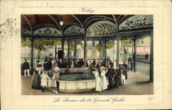 CPA Vichy La source de la Grande Grille