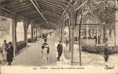 CPA Vichy Source du Parc et Galeries Couvertes