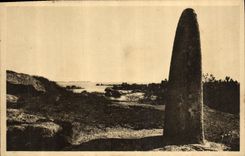 CPA Tregastel Le Menhir Monument Megalithique eleve par les Celtes de l Epoque Primitive