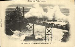CPA Biarritz Pittoresque La Rocher de la Vierge et la Passerelle