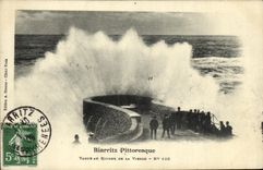 CPA Biarritz Pittoresque Vague au rocher de la vierge 