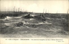 CPA Cote d Argent Arcachon Un jour de tempete en face l Hotel Richelieu
