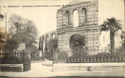 CPA Bordeaux Les Ruines du Palais Gallien et le Square