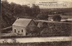 CPA La Bretagne Pittoresque Vallee de Poulanore pres de Mur de Bretagne Le vieux moulin de l entree et l etang