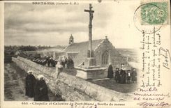 CPA Bretagne Chapelle et Calvaire de Port Blanc Sortie de Messe
