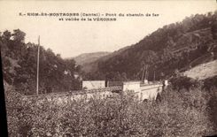 CPA Riom Es Montagnes Pont du chemin de Fer et Vallee de la Veronne