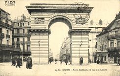 VINTAGE POSTCARD Dijon Carries Guillaume street of Freedom