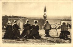 VINTAGE POSTCARD Pelerins with the forgiveness of Sainte Anne Mitigates it Folklore